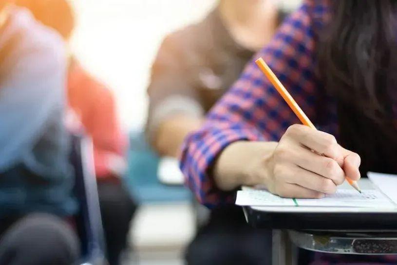 Eduardo Bolsonaro publica montagem com rosto de Joice Hasselmann ...