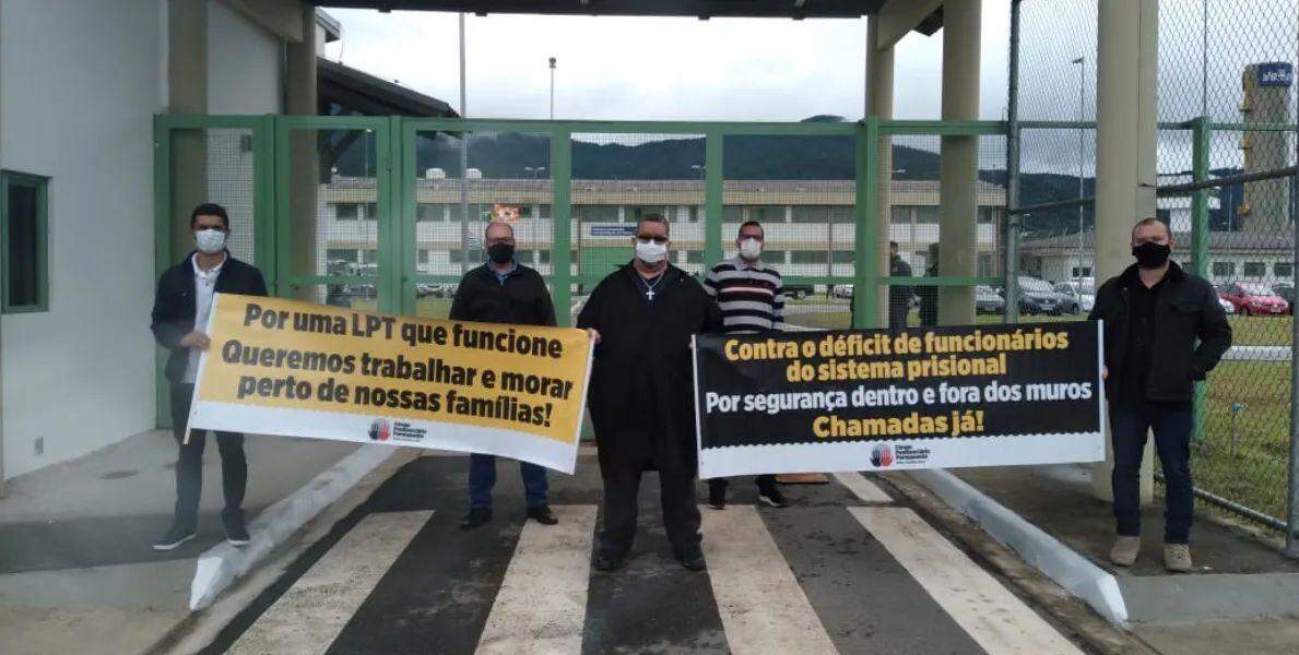Bolo De Chocolate Com Muito Morango Para Arrasar