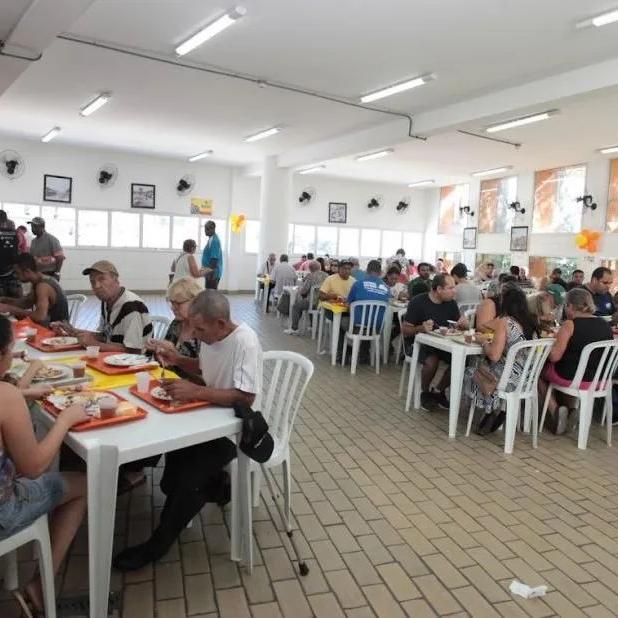 Unidades voltam a receber público na área interna