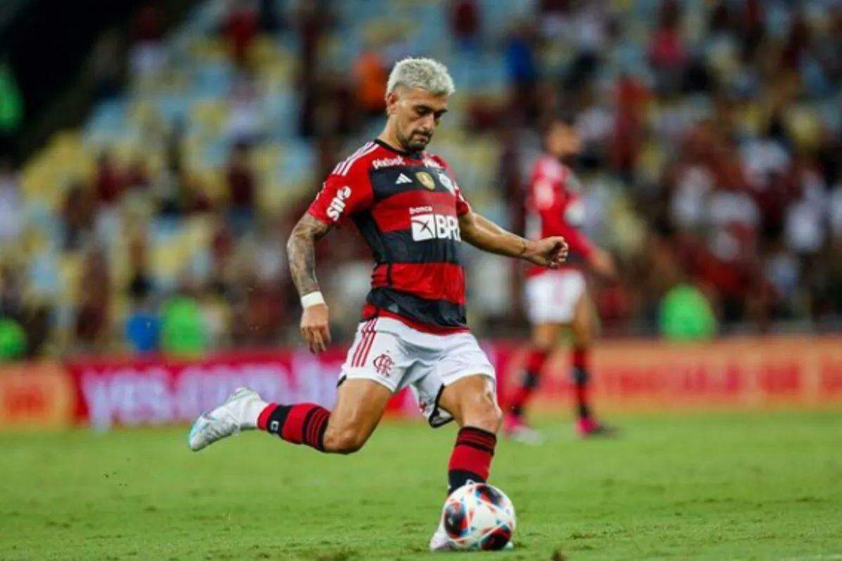 Jogador se machucou durante o clássico contra o Vasco, neste domingo (19)