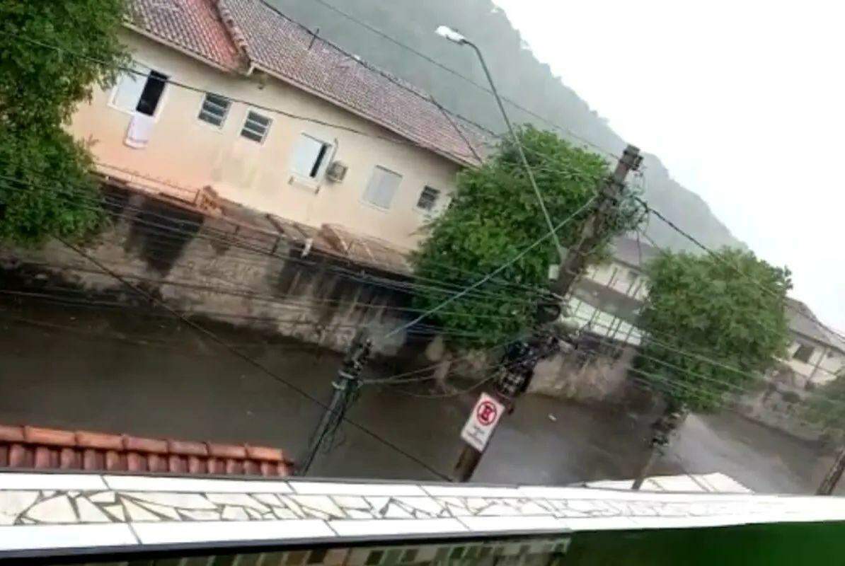 Foram registrados alagamentos no bairro Vila São Jorge, em São Vicente