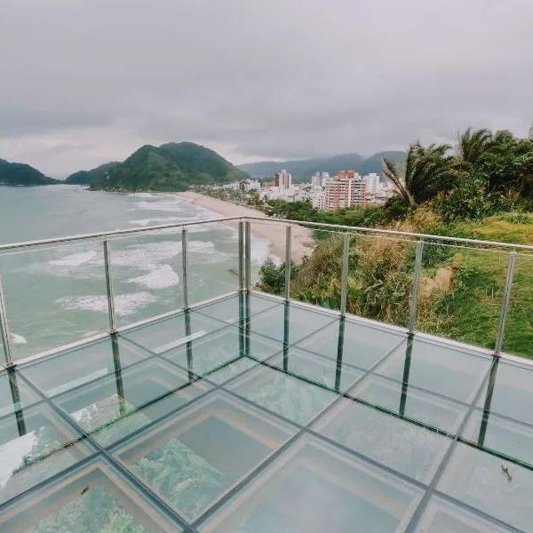 A sensação de caminhar sobre o vidro transparente é um dos grandes atrativos do espaço