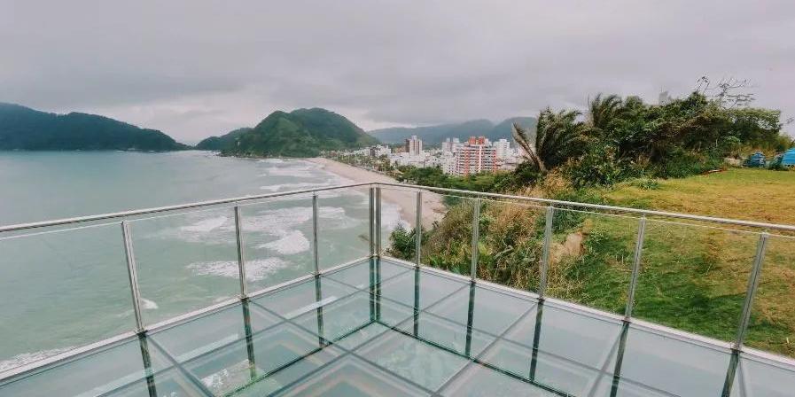 A sensação de caminhar sobre o vidro transparente é um dos grandes atrativos do espaço