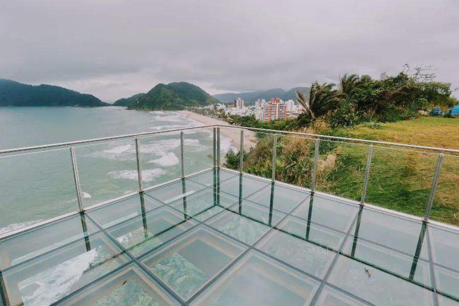 A sensação de caminhar sobre o vidro transparente é um dos grandes atrativos do espaço