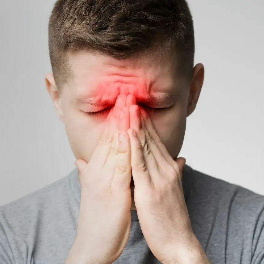 Os casos comuns causam dor de cabeça na área do seio da face (seio frontal, maxilar, etmoidal e esfenoidal)