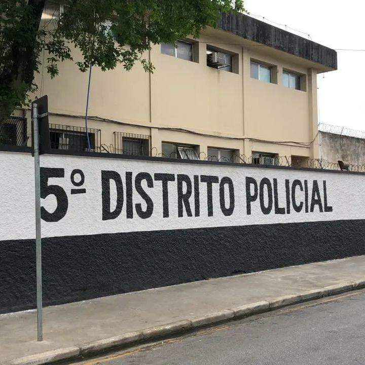 Caso foi registrado no 5º DP de Santos, que requisitou perícia no local e nas duas facas apreendidas