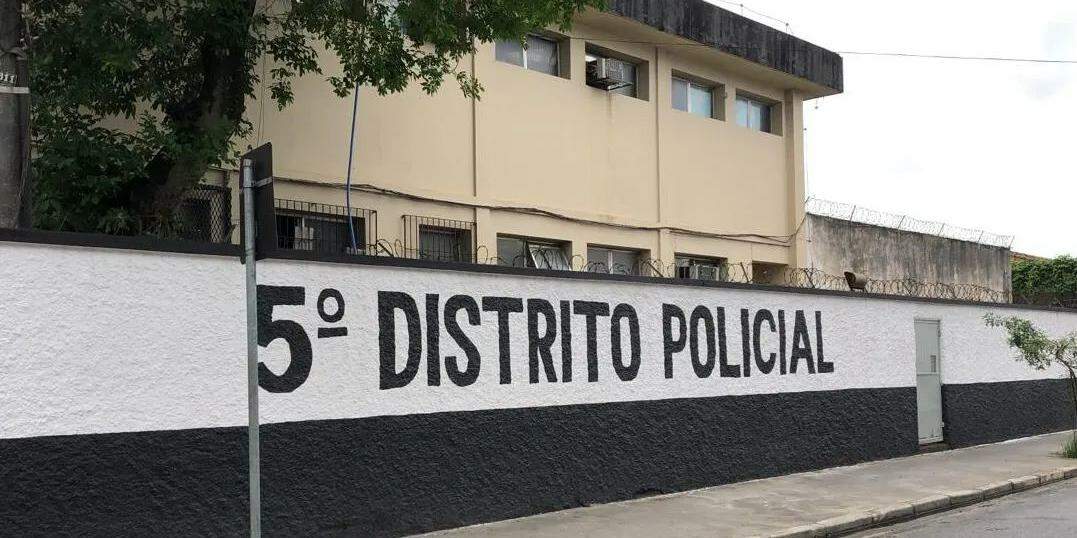 Caso foi registrado no 5º DP de Santos, que requisitou perícia no local e nas duas facas apreendidas