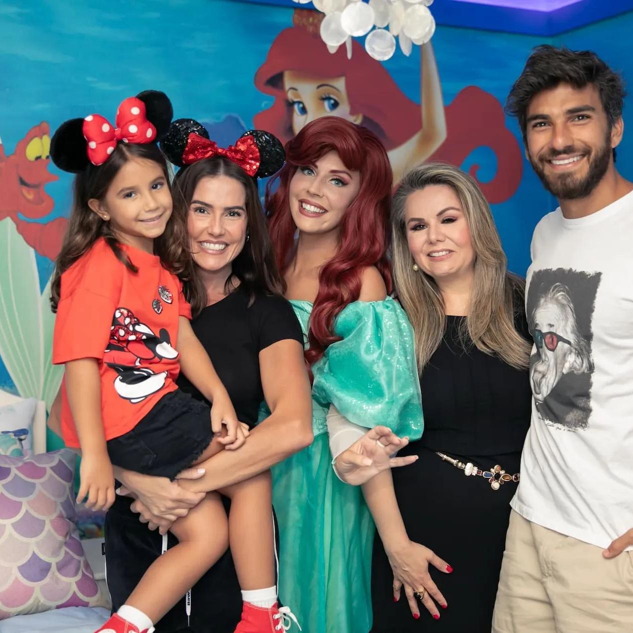 Juliana Fernandes (de preto) com a atriz Deborah Secco e o marido, Hugo Moura, na Flórida