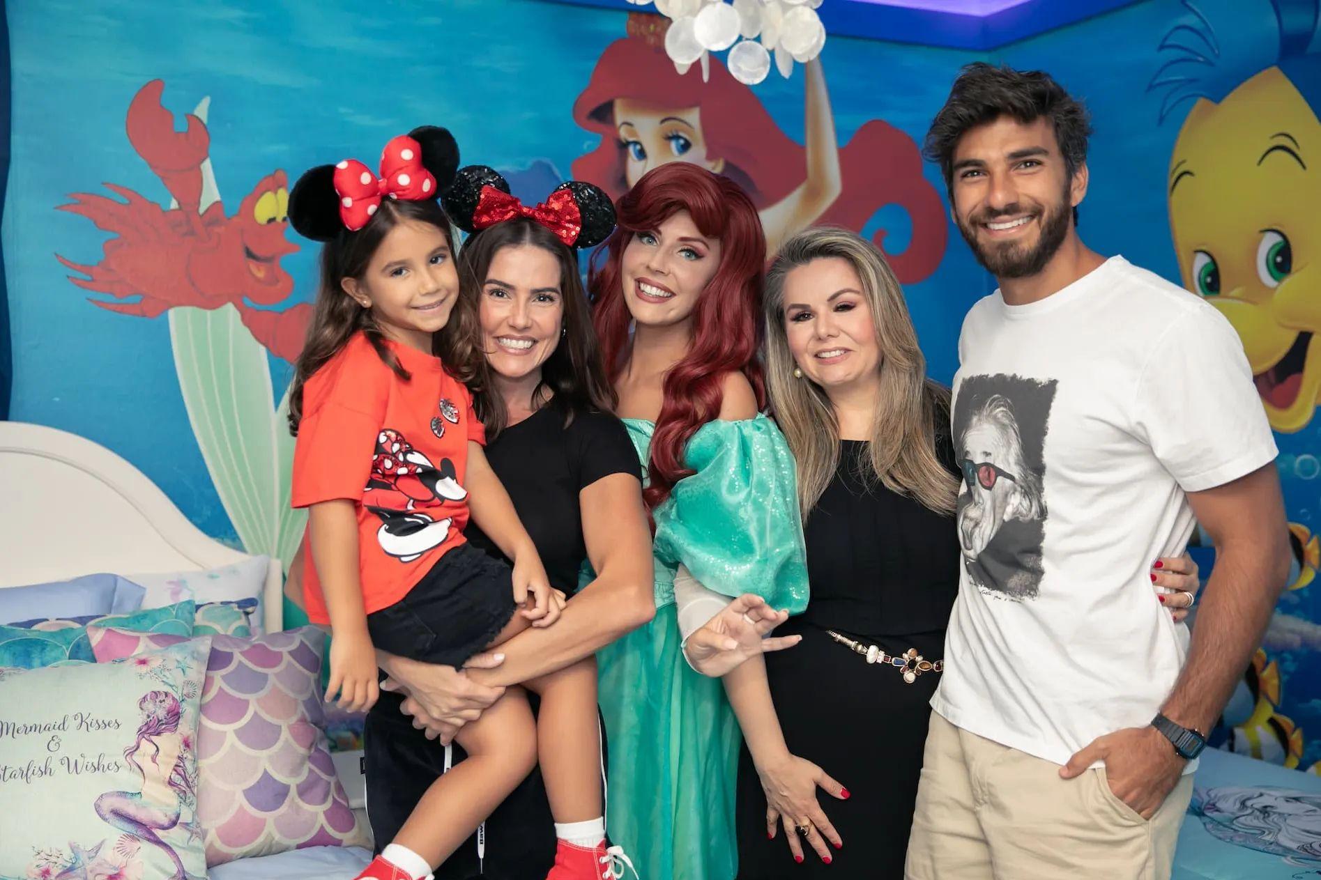 Juliana Fernandes (de preto) com a atriz Deborah Secco e o marido, Hugo Moura, na Flórida