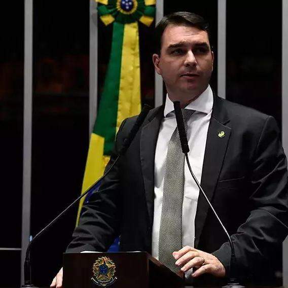Flávio Bolsonaro vai ao STF contra Janones por xingamentos no Instagram