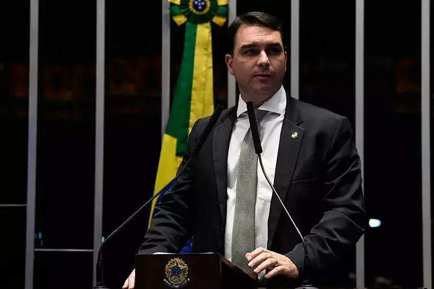 Flávio Bolsonaro vai ao STF contra Janones por xingamentos no Instagram