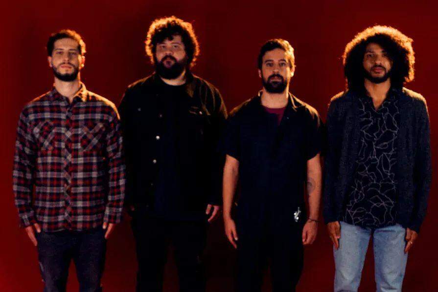 A banda Zimbra espalha o seu pop rock feito em Santos na Praça Mauá