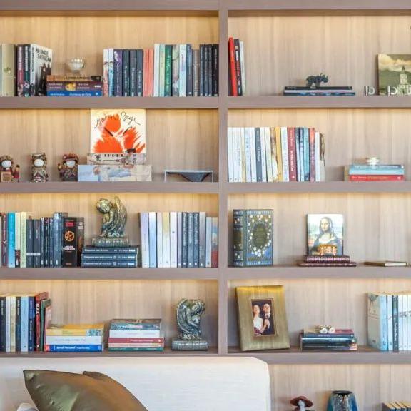 Para a composição do décor dessa estante, a arquiteta aproveitou diversos objetos trazidos de viagens, além de um acervo literário composto por livros herdados dos pais