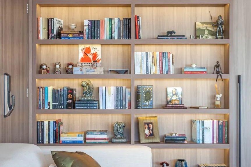 Para a composição do décor dessa estante, a arquiteta aproveitou diversos objetos trazidos de viagens, além de um acervo literário composto por livros herdados dos pais