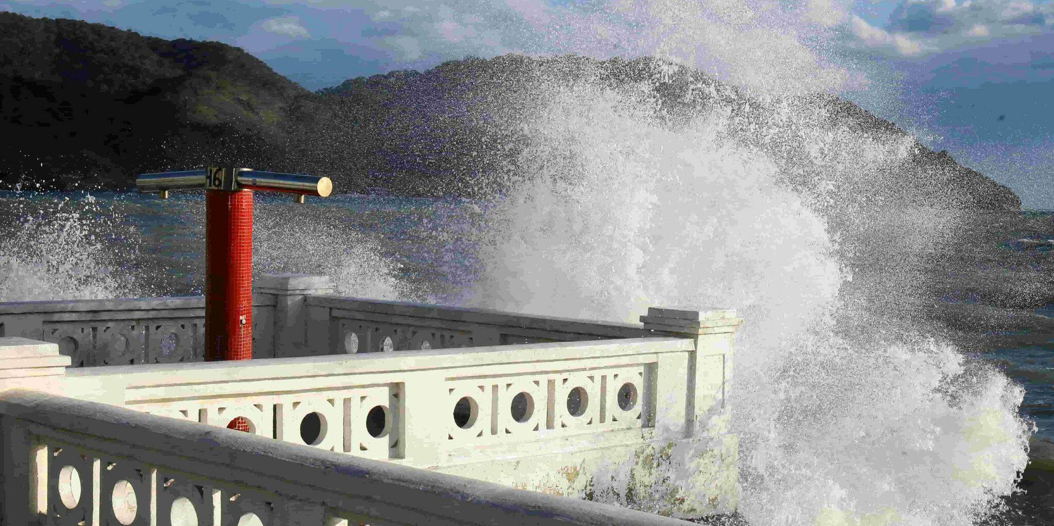Ressaca traz ondas de até 2,8 metros e risco de alagamentos ao litoral de São Paulo