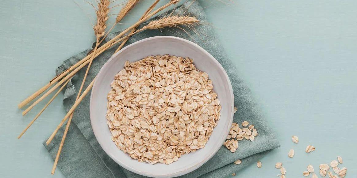 A aveia regula os níveis  de colesterol e diminui o açúcar no sangue e o risco de doenças coronárias