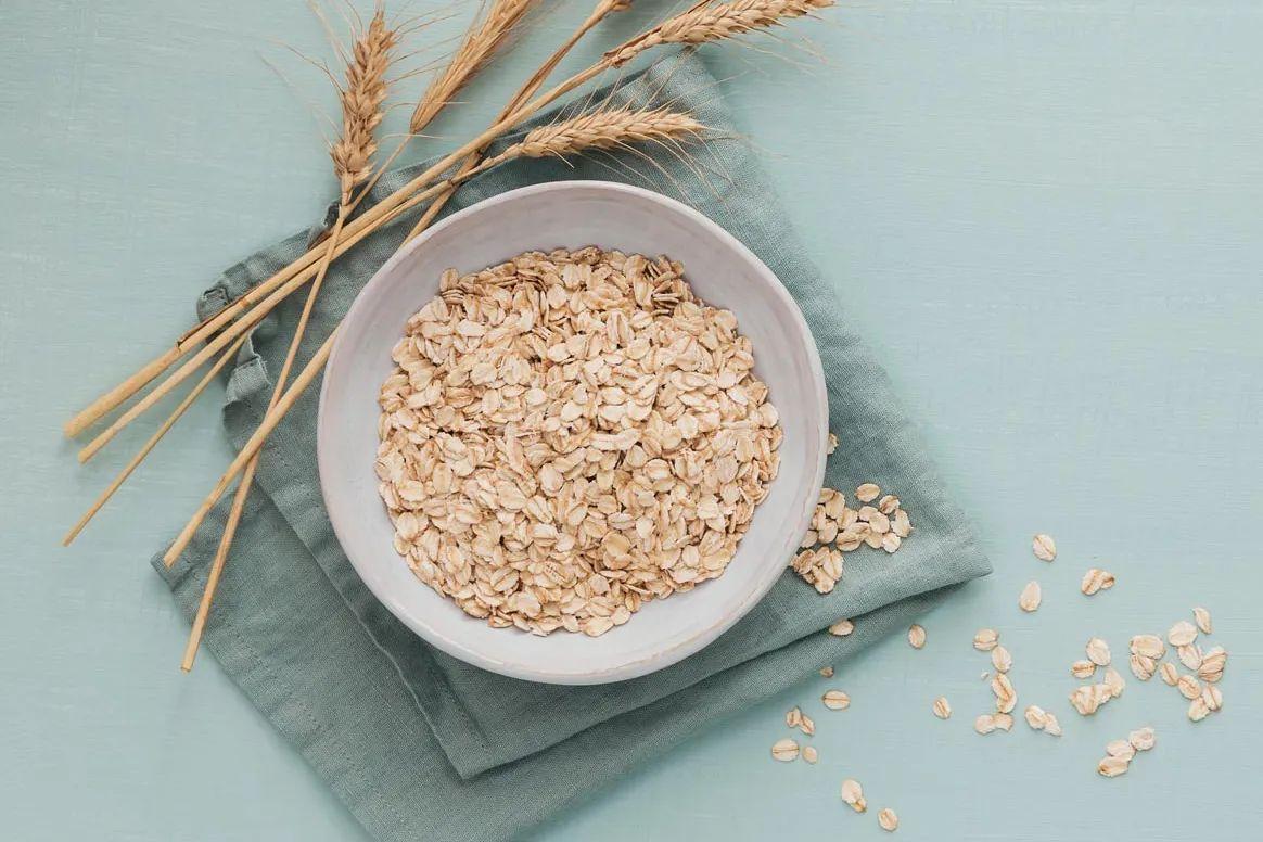 A aveia regula os níveis  de colesterol e diminui o açúcar no sangue e o risco de doenças coronárias
