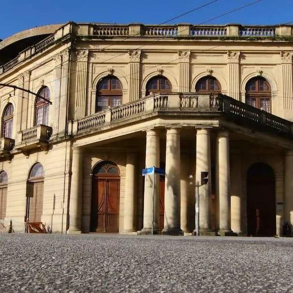 Primeira fase das obras inclui serviços de restauro na fachada, telhado e cobertura do teatro