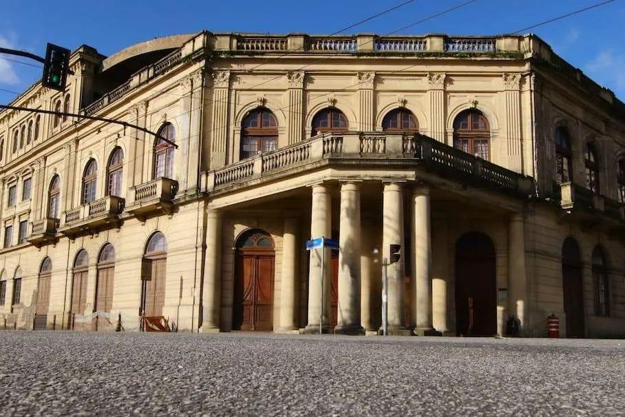 Primeira fase das obras inclui serviços de restauro na fachada, telhado e cobertura do teatro