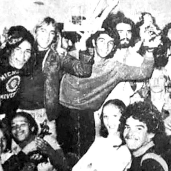 Cisco e Bulina (ao centro com os troféus) comemoram o título vicentino de 1973