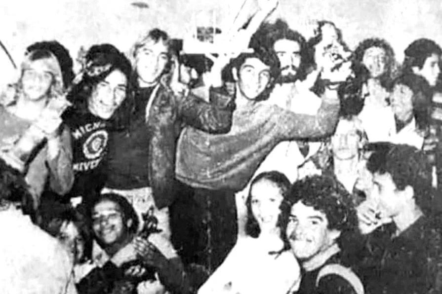 Cisco e Bulina (ao centro com os troféus) comemoram o título vicentino de 1973