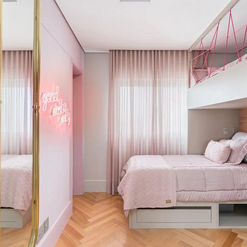 O rosa no quarto de garota deve combinar o gosto dela com o décor