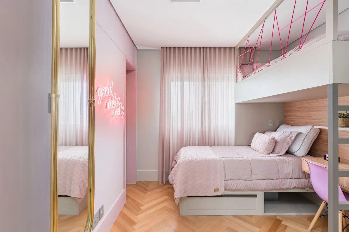 O rosa no quarto de garota deve combinar o gosto dela com o décor