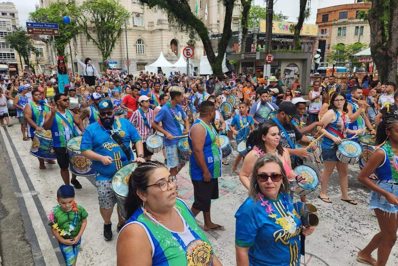 Centenas de pessoas foram ao Centro de Santos nesta segunda