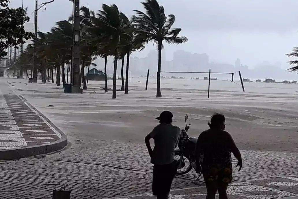 Rajadas de vento podem chegar a 75 km/h, segundo a Defesa Civil