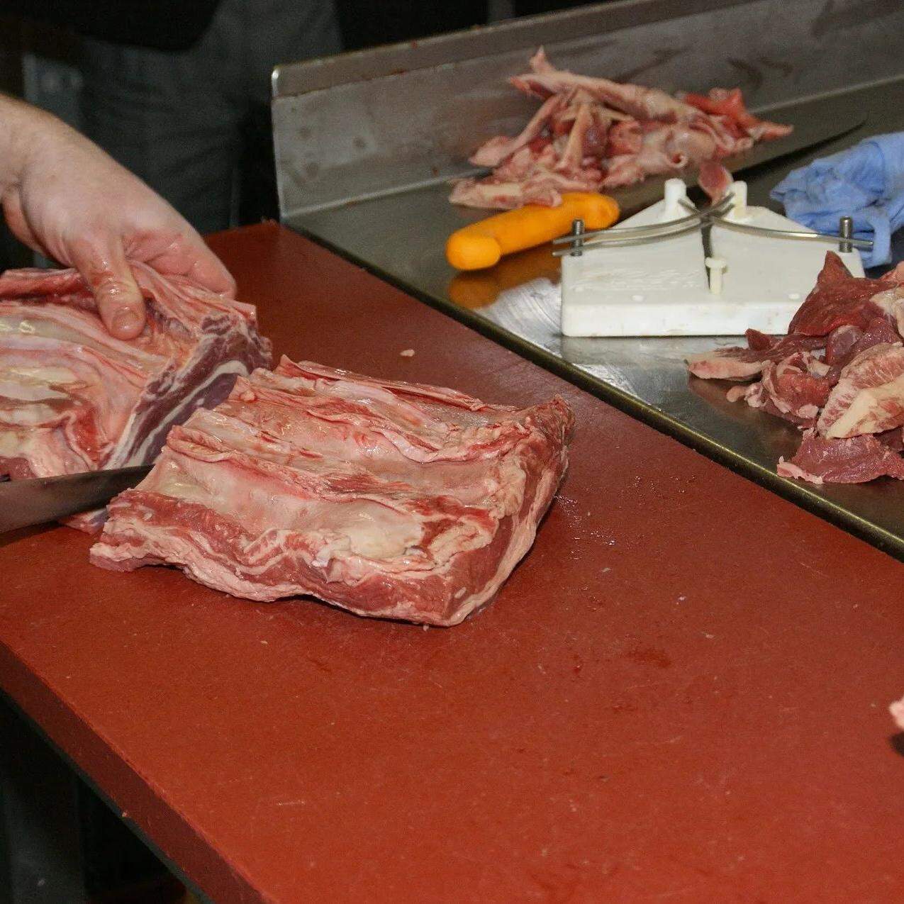 Carnes, frios e embutidos são reembalados e recolocados à venda
