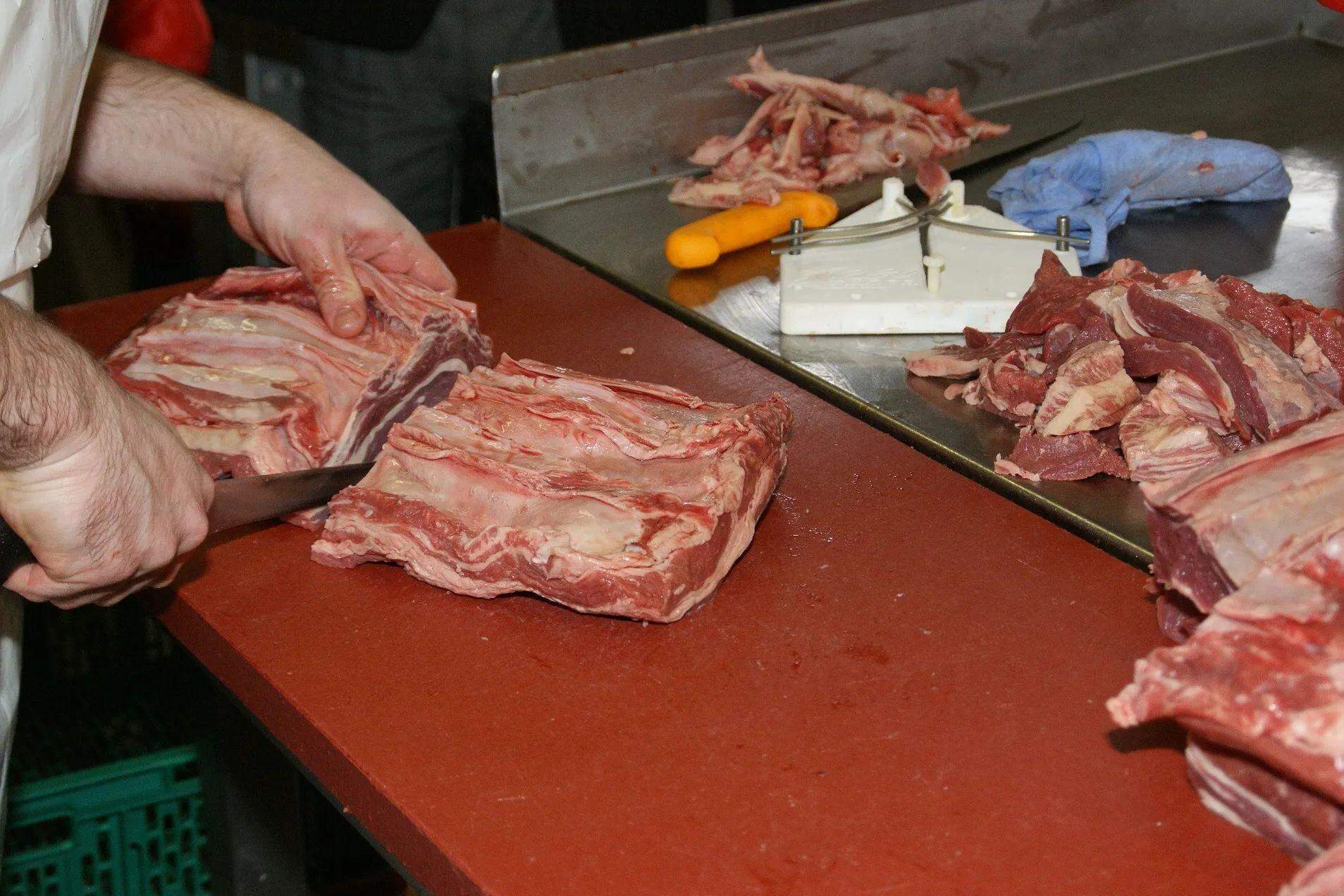 Carnes, frios e embutidos são reembalados e recolocados à venda