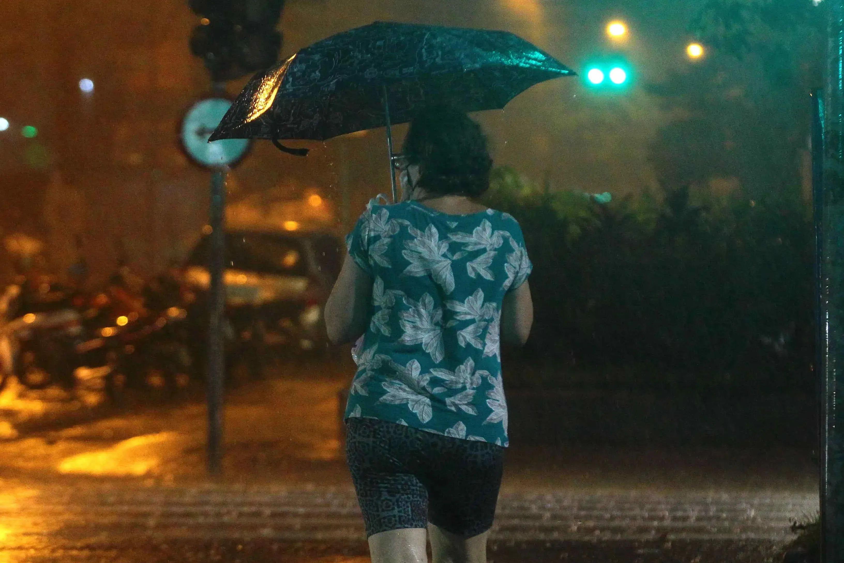 Defesa Civil emite alerta para chuvas fortes no litoral de SP a partir deste sábado