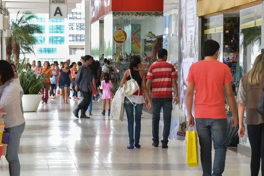 Com promoções em diversos segmentos e o aumento da procura por chocolates e presentes