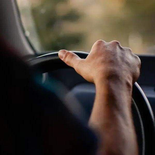 Segundo a mãe, o condutor encerrou a corrida após a criança vomitar pela janela do carro durante o trajeto