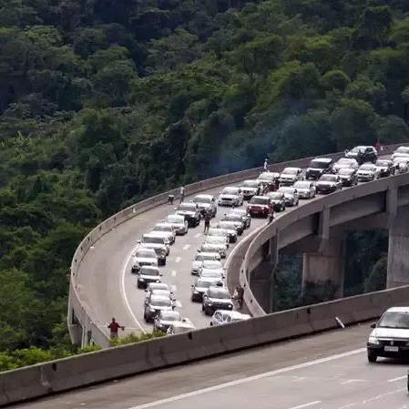 Com a implantação do novo modelo de pedágio free flow, os pórticos de leitura serão posicionados antes dos trechos de alargamento das pistas nas rodovias Anchieta e Imigrantes, no litoral de São Paulo