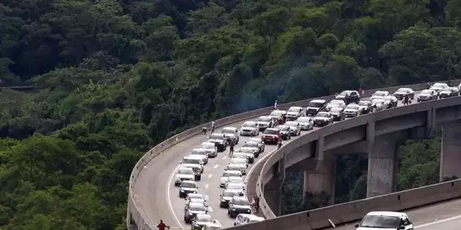 Com a implantação do novo modelo de pedágio free flow, os pórticos de leitura serão posicionados antes dos trechos de alargamento das pistas nas rodovias Anchieta e Imigrantes, no litoral de São Paulo