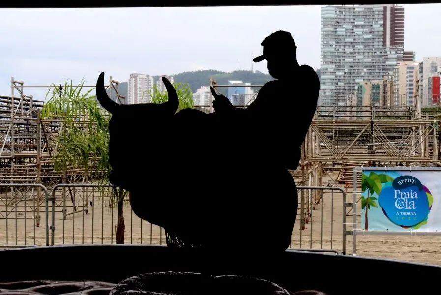 Touro mecânico é uma das atrações da Arena, que tem opções ao ar livre, sendo parte delas em local coberto