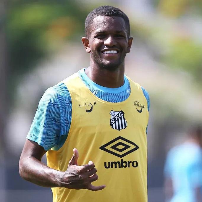 Atacante Renyer faz parte do grupo de jogadores que podem ser negociados