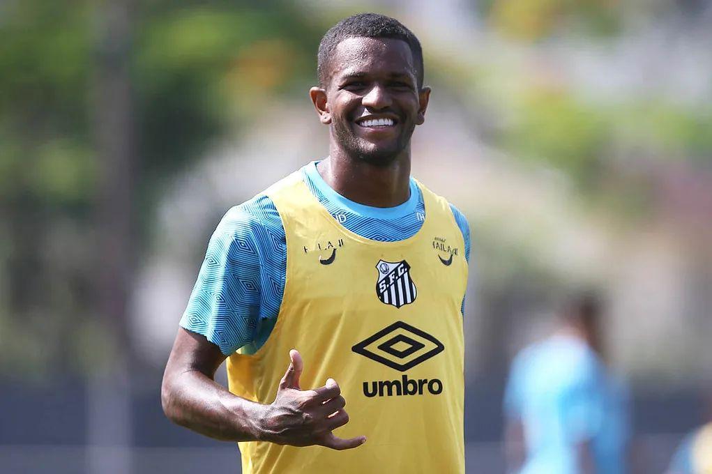 Atacante Renyer faz parte do grupo de jogadores que podem ser negociados