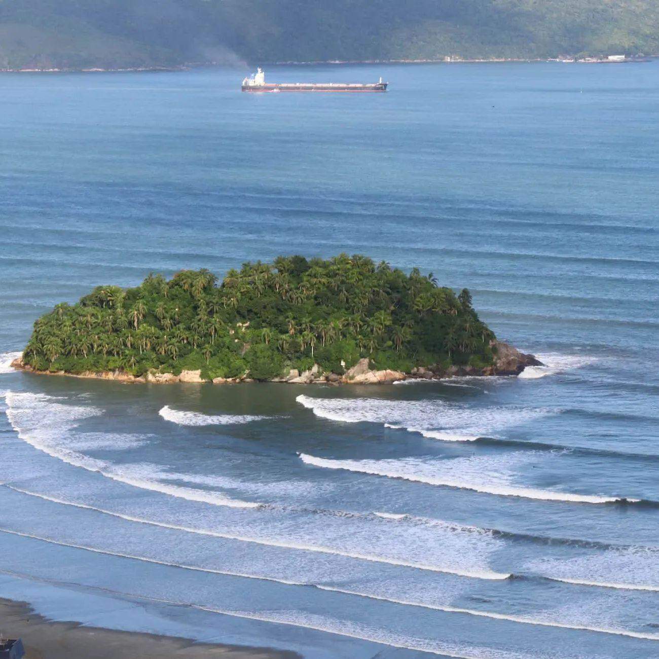 A Ilha Urubuqueçaba, em Santos, possuiu diferentes proprietários que apresentaram projetos diversos para seu uso ao longo das décadas