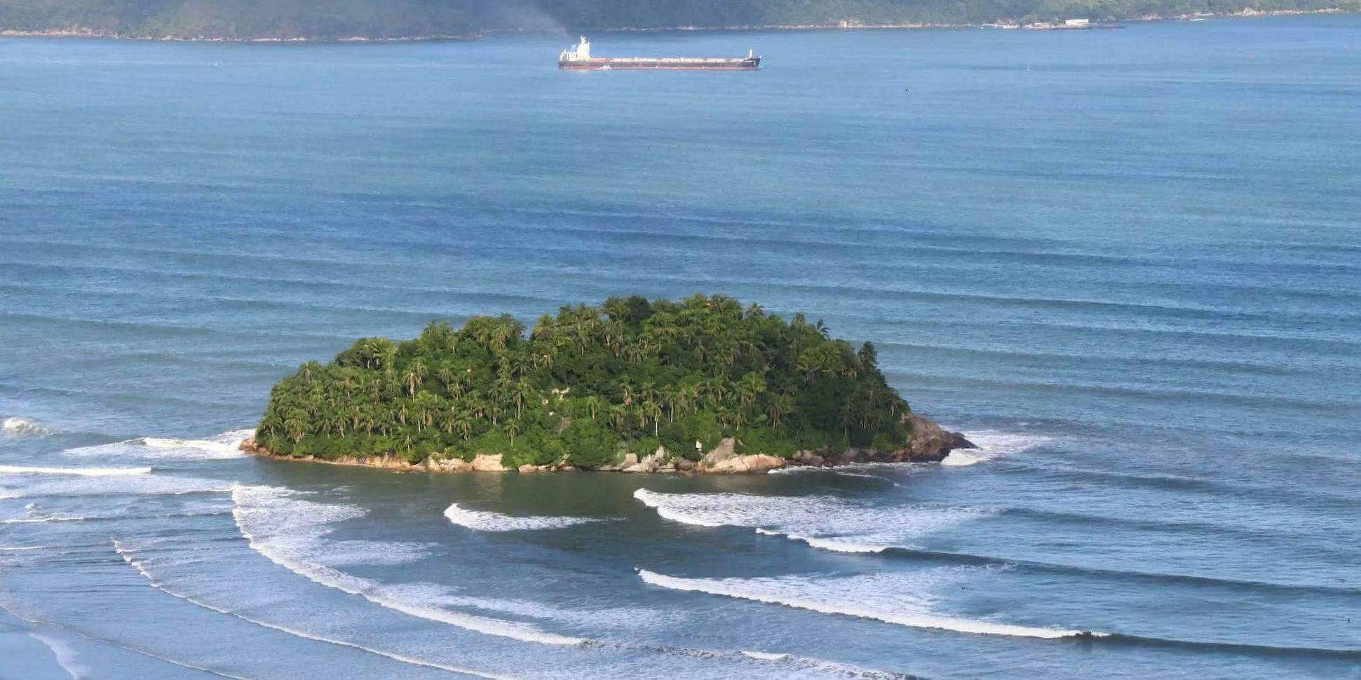 A Ilha Urubuqueçaba, em Santos, possuiu diferentes proprietários que apresentaram projetos diversos para seu uso ao longo das décadas