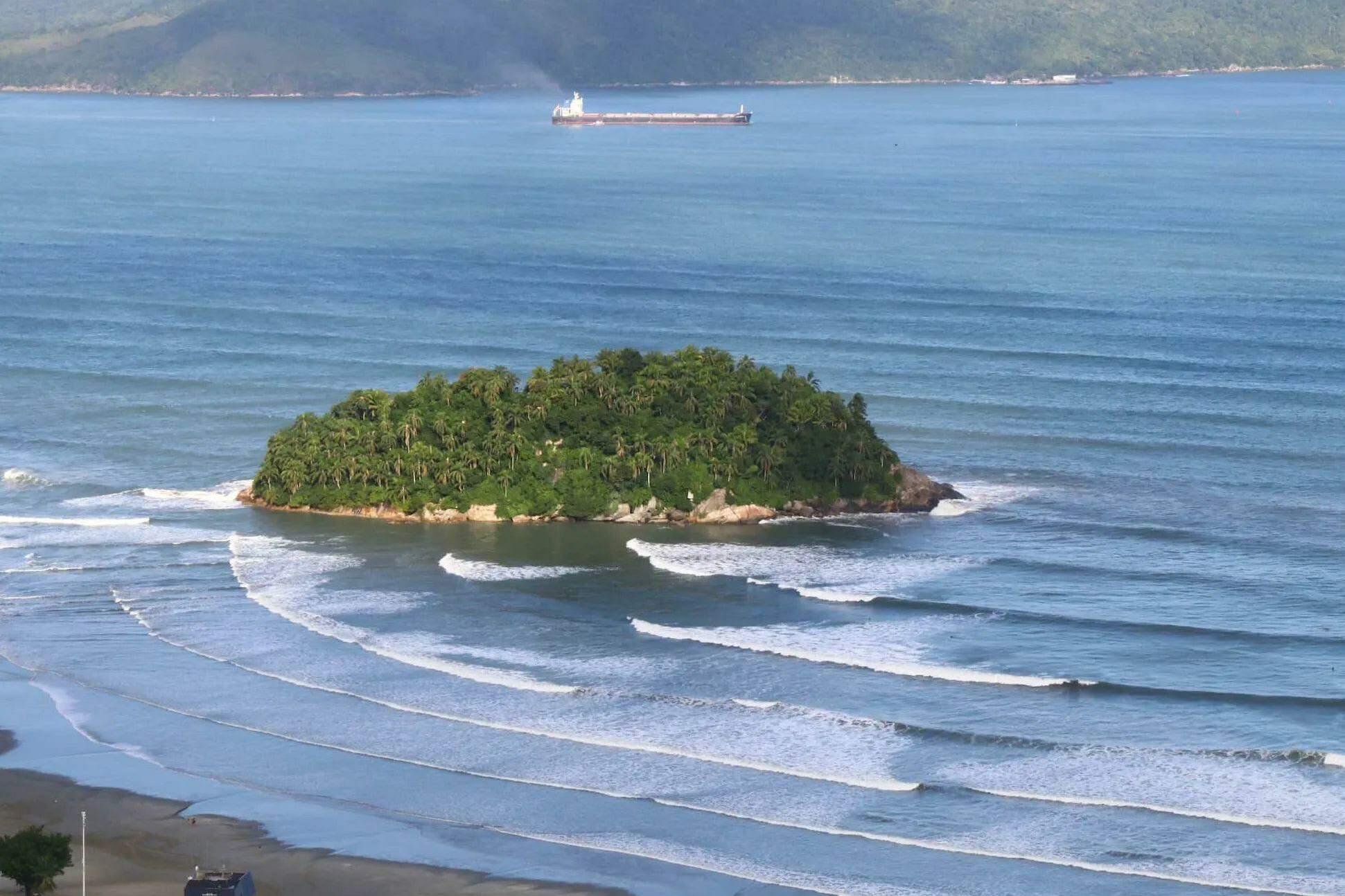 A Ilha Urubuqueçaba, em Santos, possuiu diferentes proprietários que apresentaram projetos diversos para seu uso ao longo das décadas