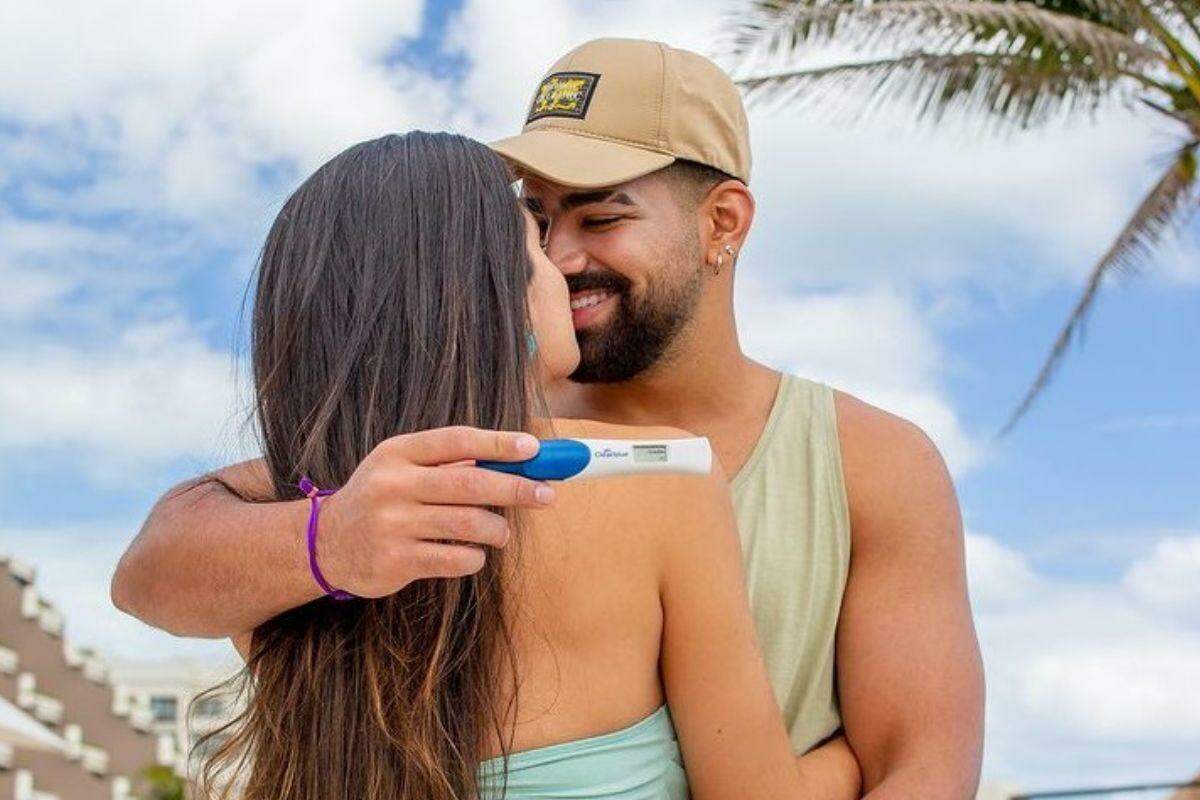 Dilsinho e a esposa Beatriz compartilharam a gravidez com fotos nas redes sociais