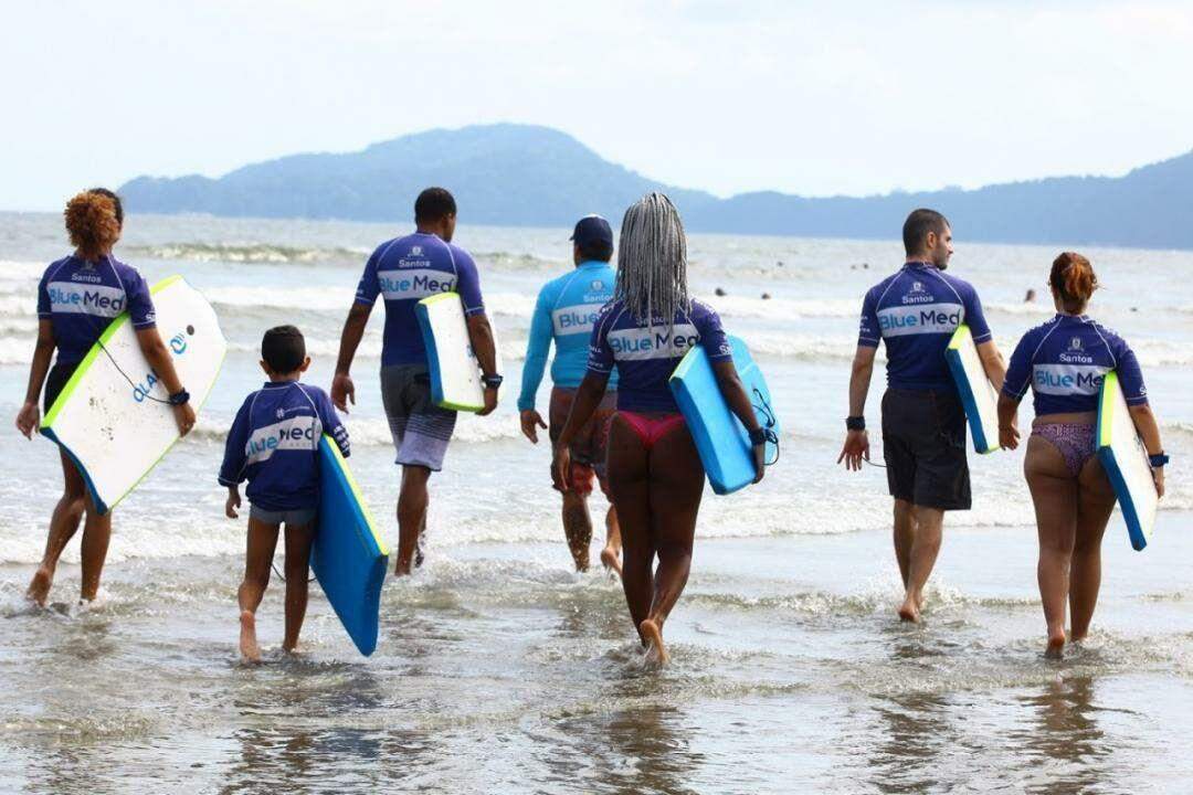 Mais de 30 mil alunos já passaram pela escola de surfe de Santos