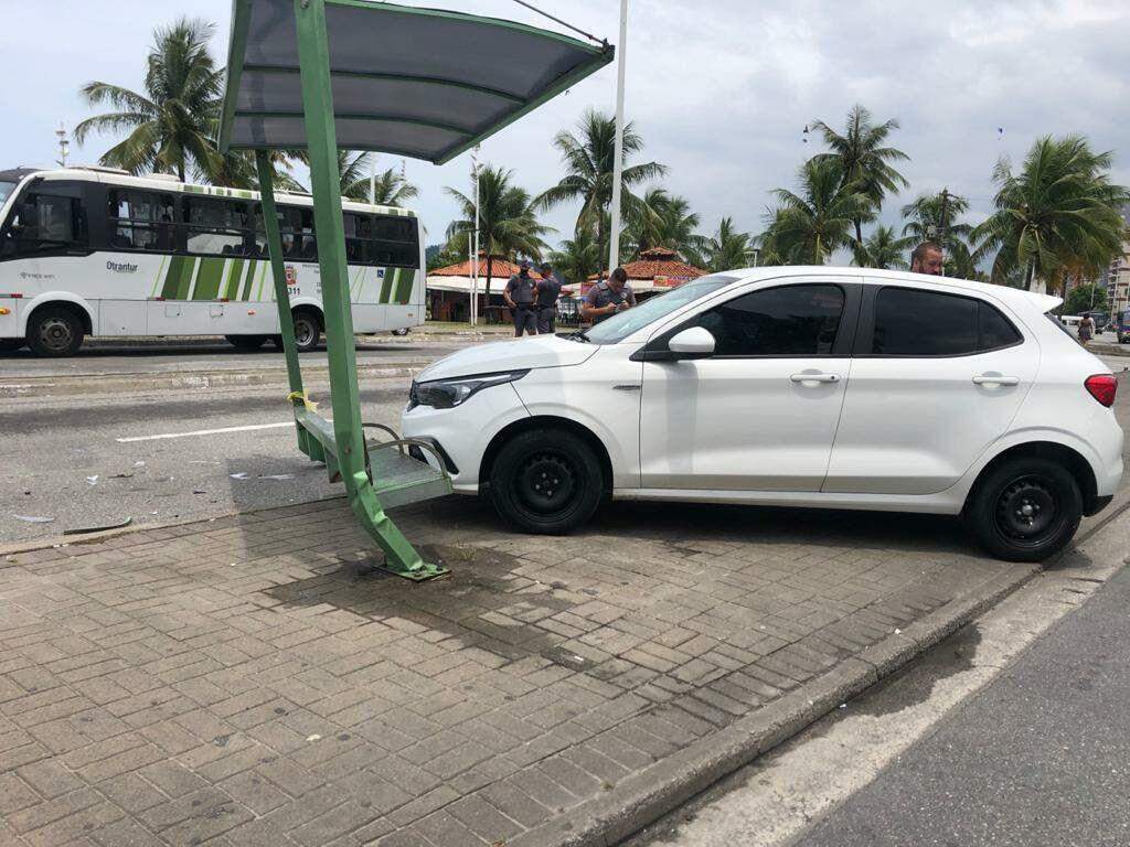 Motorista perdeu controle do carro, atingiu idosa e bateu em estrutura do ponto de ônibus