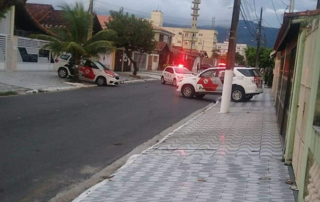 Mãe do rapaz se abrigou na casa de um vizinho após o surto do filho