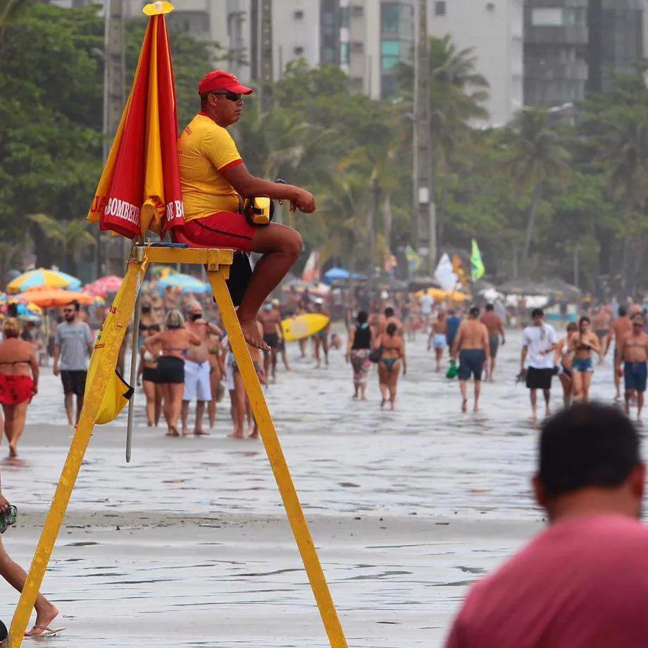 O Carnaval levou multidões às praias da Baixada Santista e intensificou o trabalho das equipes de prevenção e salvamento ao longo do feriado