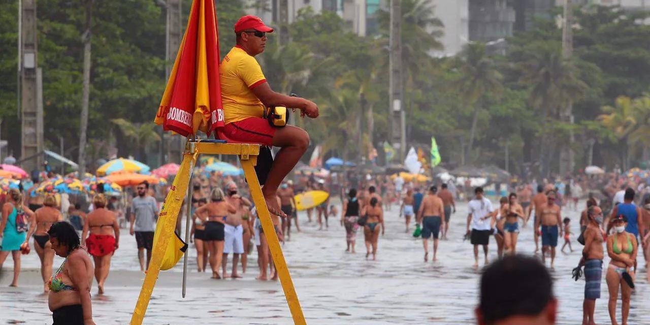 O Carnaval levou multidões às praias da Baixada Santista e intensificou o trabalho das equipes de prevenção e salvamento ao longo do feriado