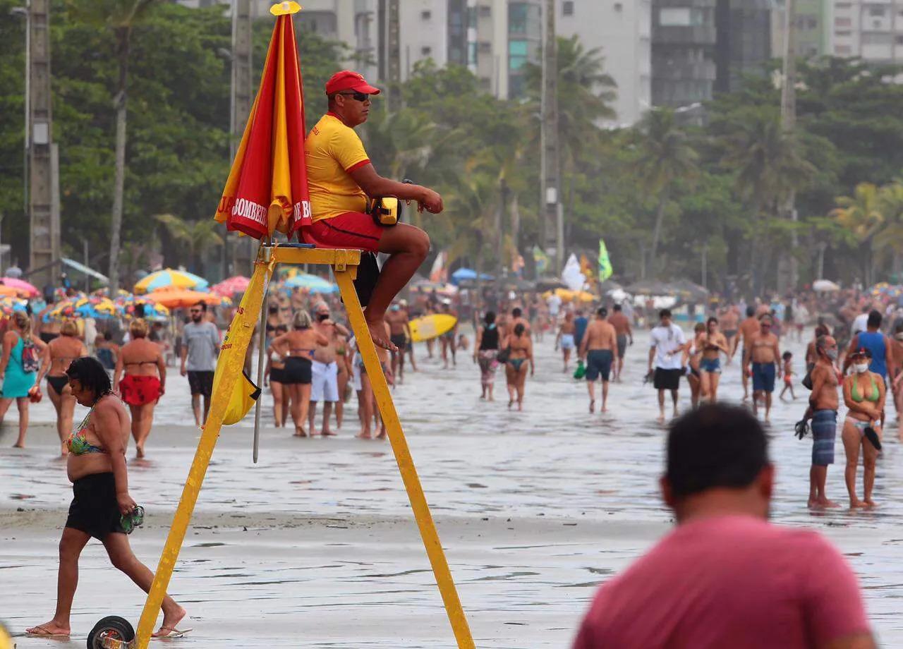 O Carnaval levou multidões às praias da Baixada Santista e intensificou o trabalho das equipes de prevenção e salvamento ao longo do feriado
