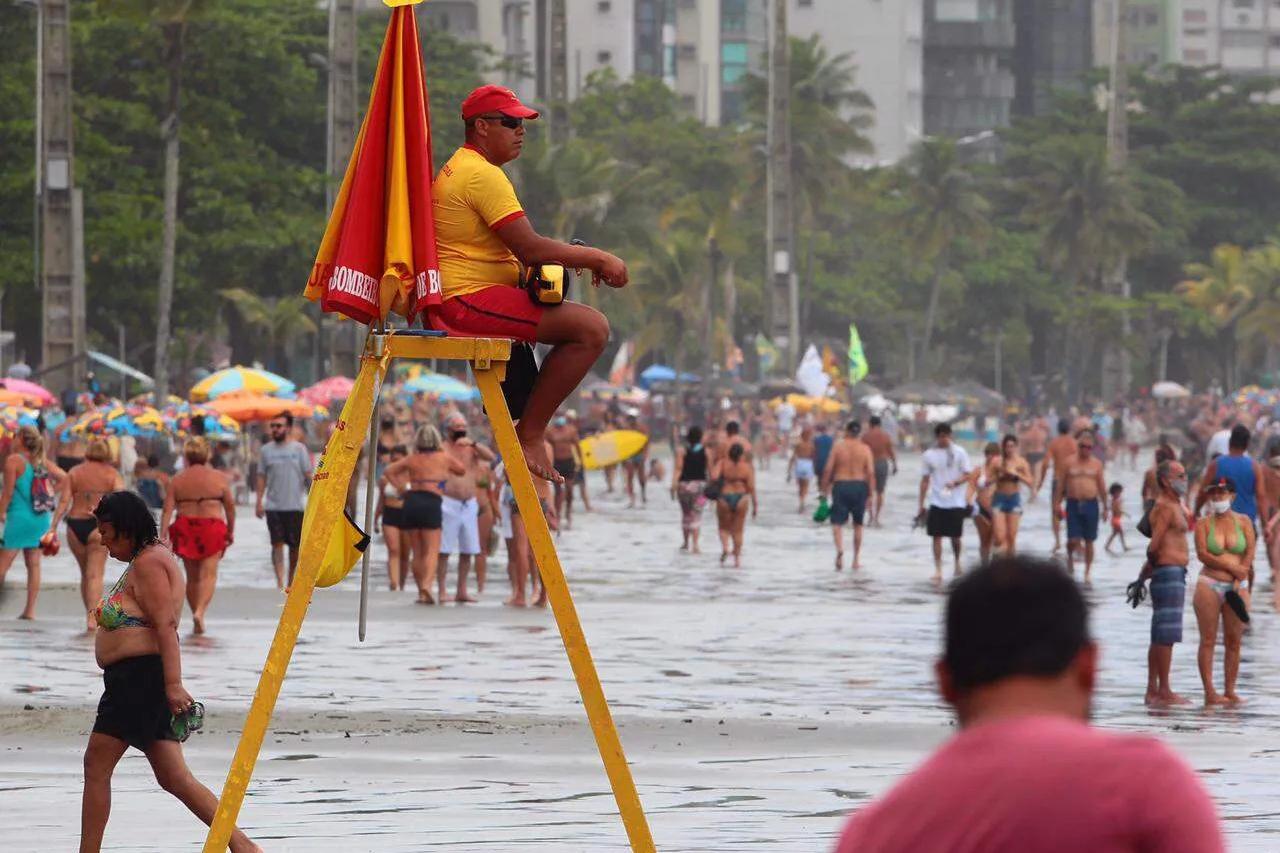 O Carnaval levou multidões às praias da Baixada Santista e intensificou o trabalho das equipes de prevenção e salvamento ao longo do feriado